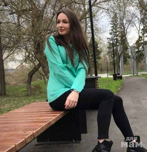 Показала попку в машине Показала попку в машине