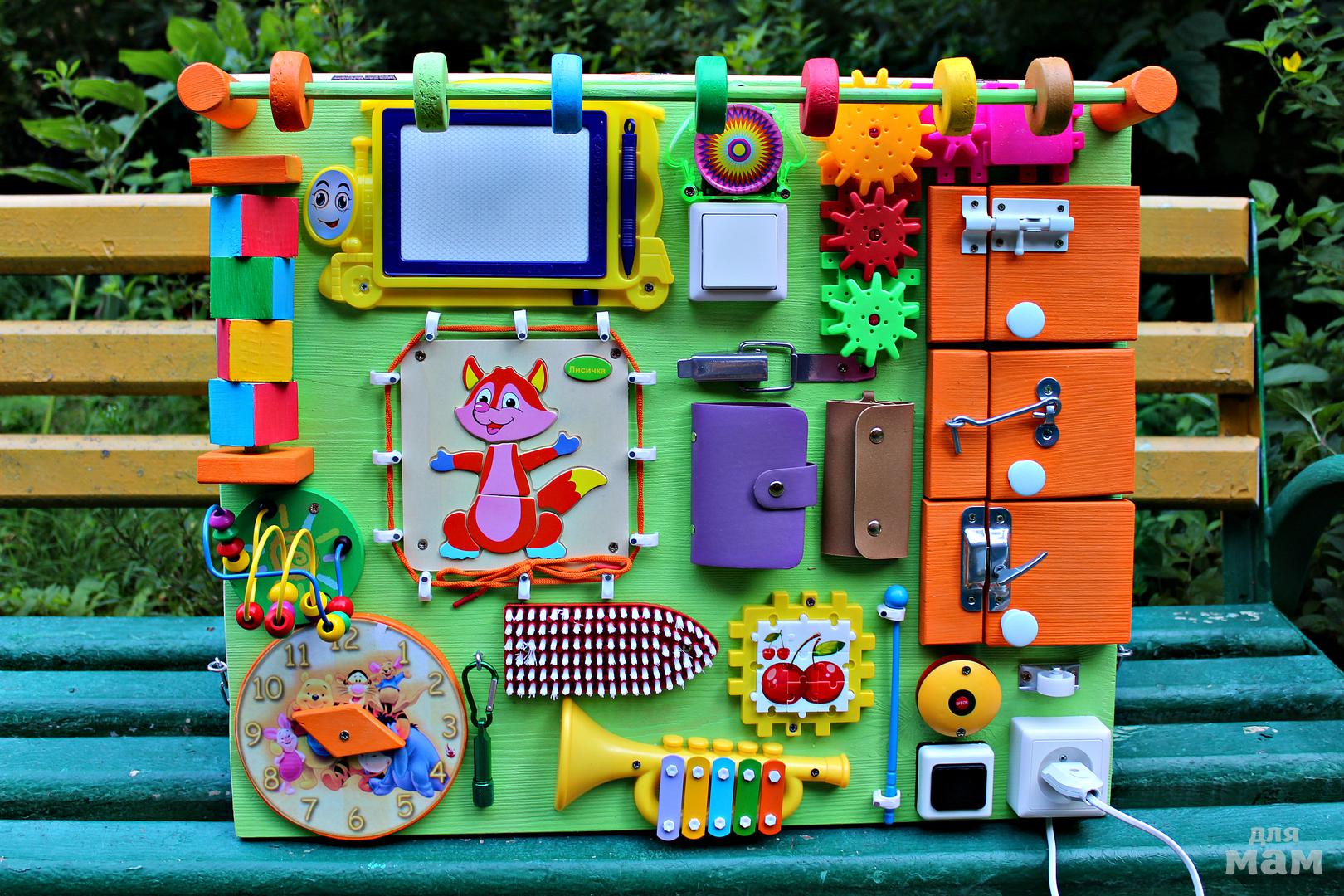 доска монтессори для малышей. прлезныеигрушки для детей. мария монтессори бизиборд. деревянные игрушки для детей развивающие. развивающие игрушки.