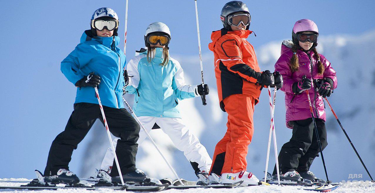 Лыжи ребенку в школу. Лыжный спорт дети. Одежда для горнолыжного спорта. Дети горнолыжники. Катание на горных лыжах.