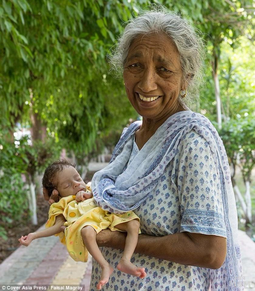 Люди которые рождаются старыми. Далджиндер Каур сейчас. Самая страшная мама в мире. Самая Старая мама в мире.